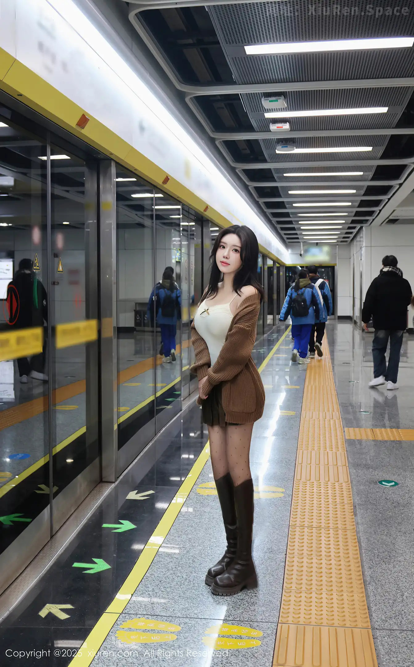 图片[6]-[XiuRen秀人网] VOL.9708 模特小薯条nienie深色短裙配白色吊带露超薄黑丝秀美腿诱惑写真72P-秀人网官方网站